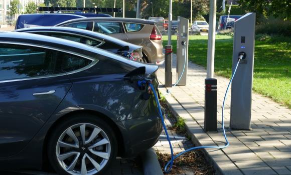 Stacje ładowania samochodów elektrycznych co 60 km. Nowe przepisy UE w 2024 r.