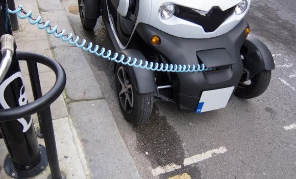 Samochód elektryczny bez prawa jazdy - czy to możliwe?
