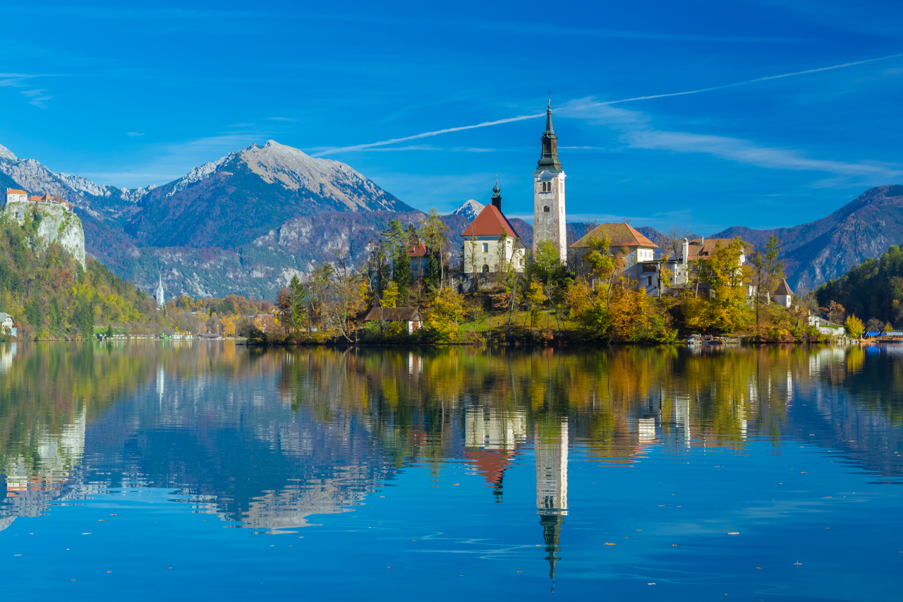 Kościół nad alpejskim jeziorem