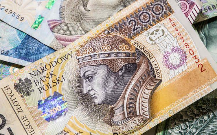 banknot 200 złotowy na tle innych banknotów