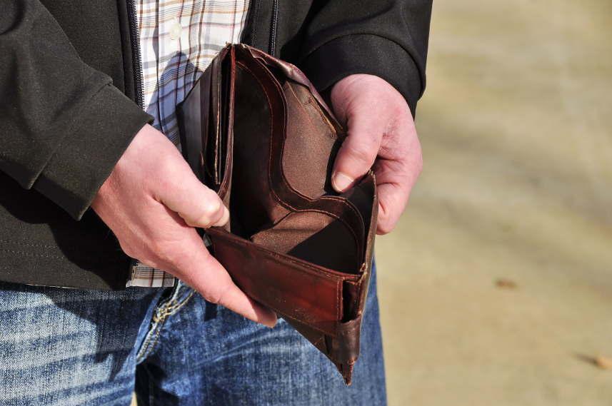 mężczyzna z pustym portfelem