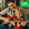 mężczyzna uczący dziecko grać na gitarze