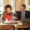 Kobieta pokazuje doradcy kredytowemu dokumenty potrzebne do uzyskania kredytu na B2B