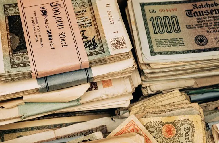 stos banknotów używanych w Republice Weimarskiej w czasach hiperinflacji