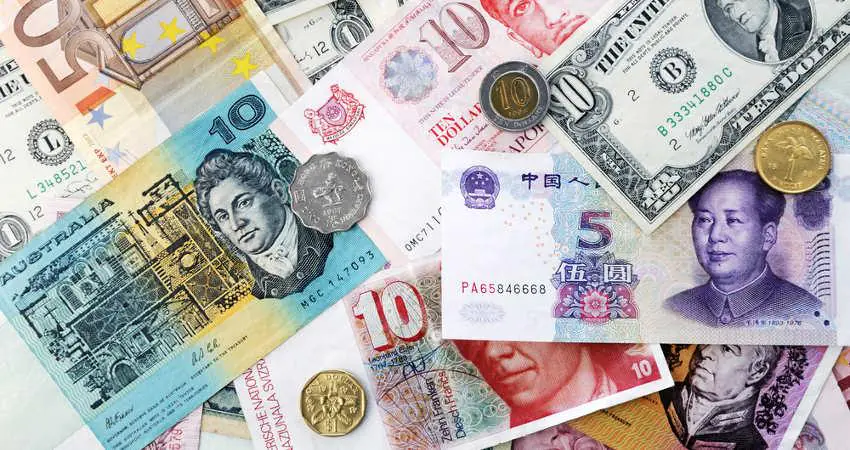banknoty i monety z różnych krajów