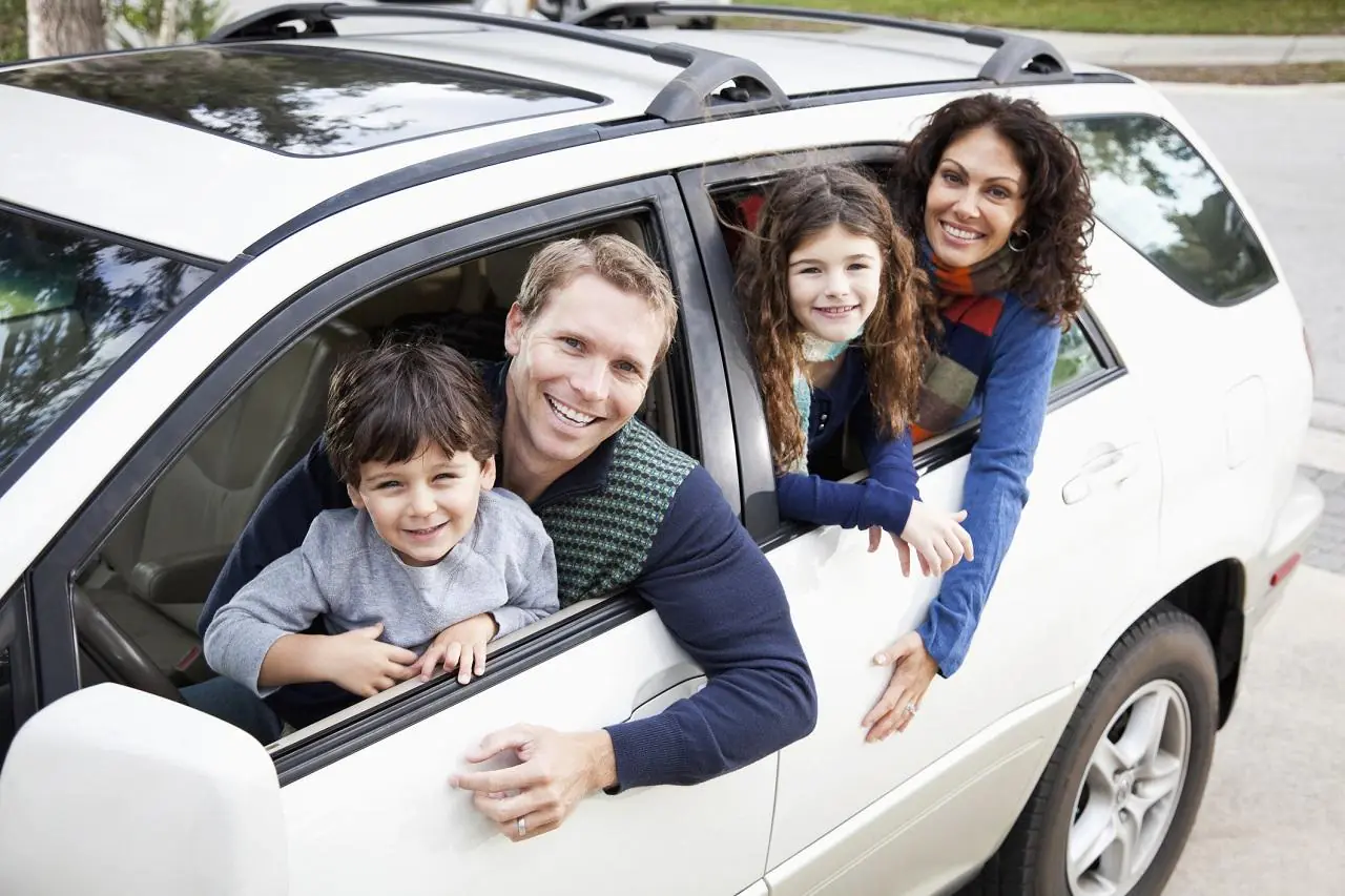 czteroosobowa rodzina w białym aucie, na które zaciągnięty został kredyt na samochód używany