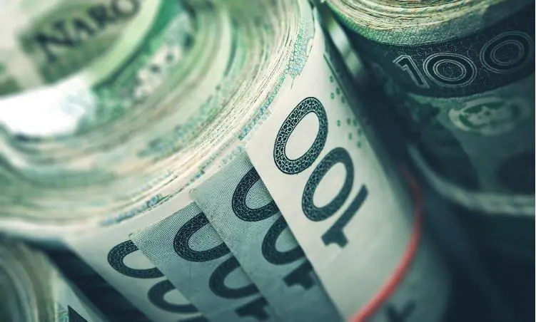 rulony ze stuzłotowych banknotów