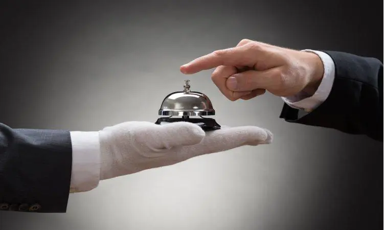 concierge z dzwonkiem na dłoni