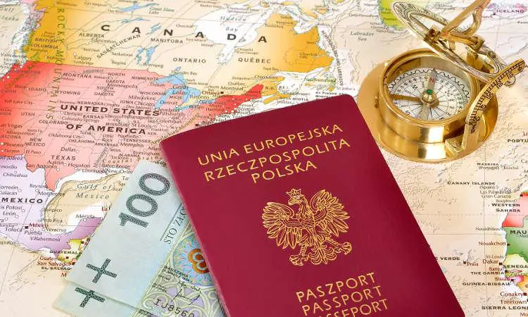 paszport, kompas i banknoty leżące na mapie