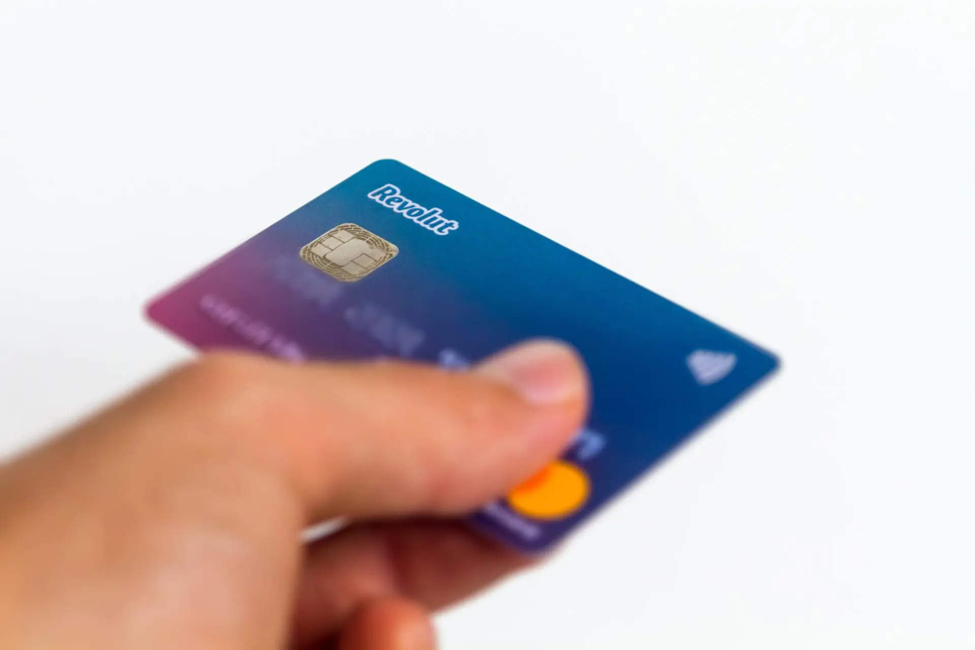 dłoń z kartą revolut