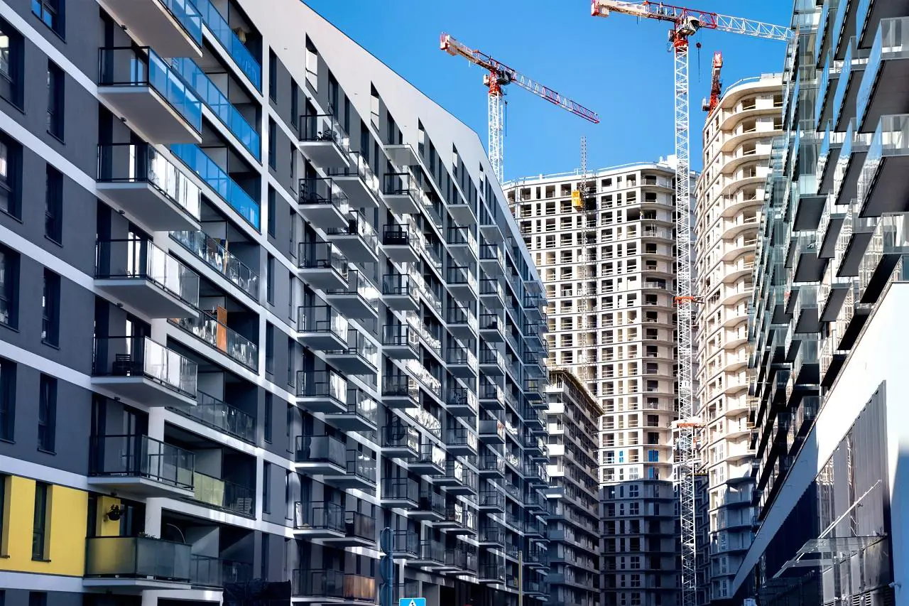 Widok na nowoczesny kompleks apartamentowców