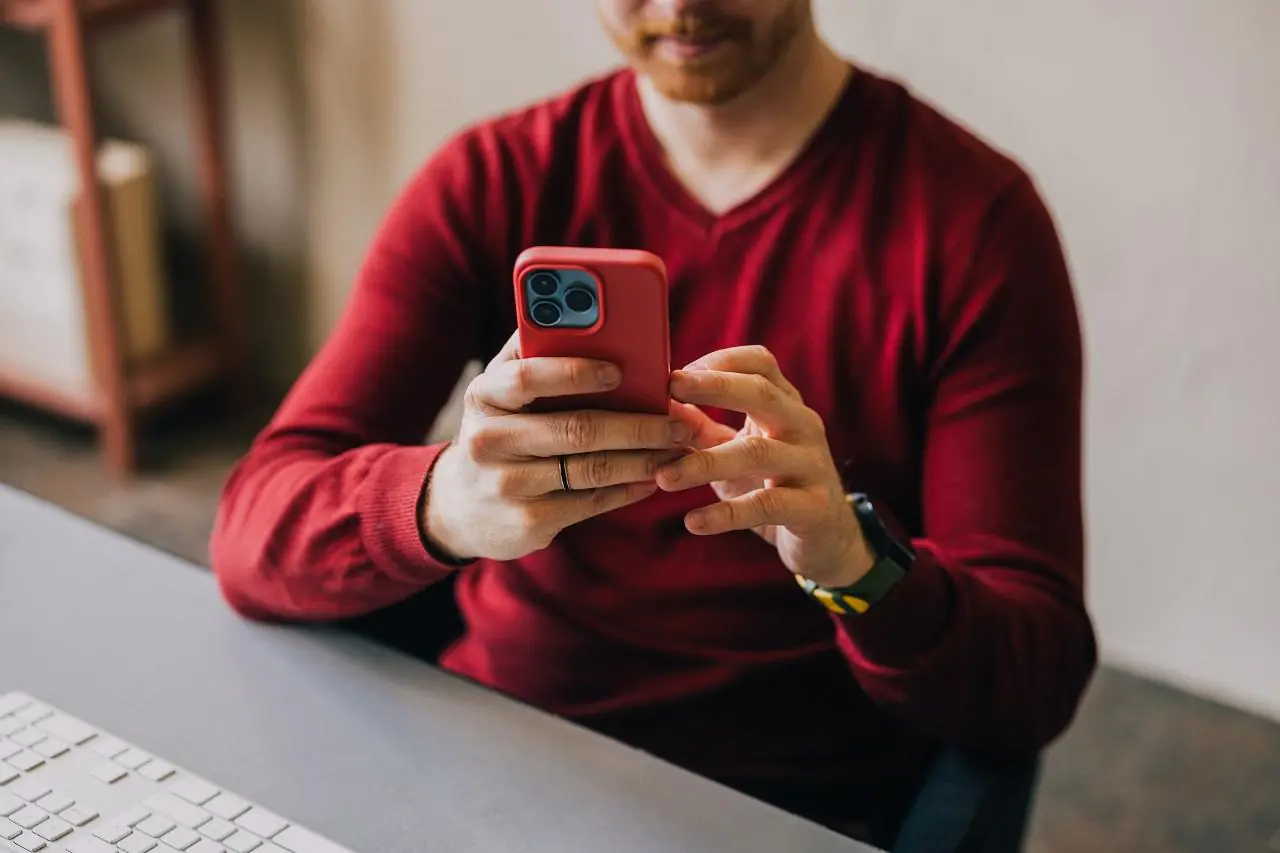 Mężczyzna wysyła przelew Express Elixir przez telefon
