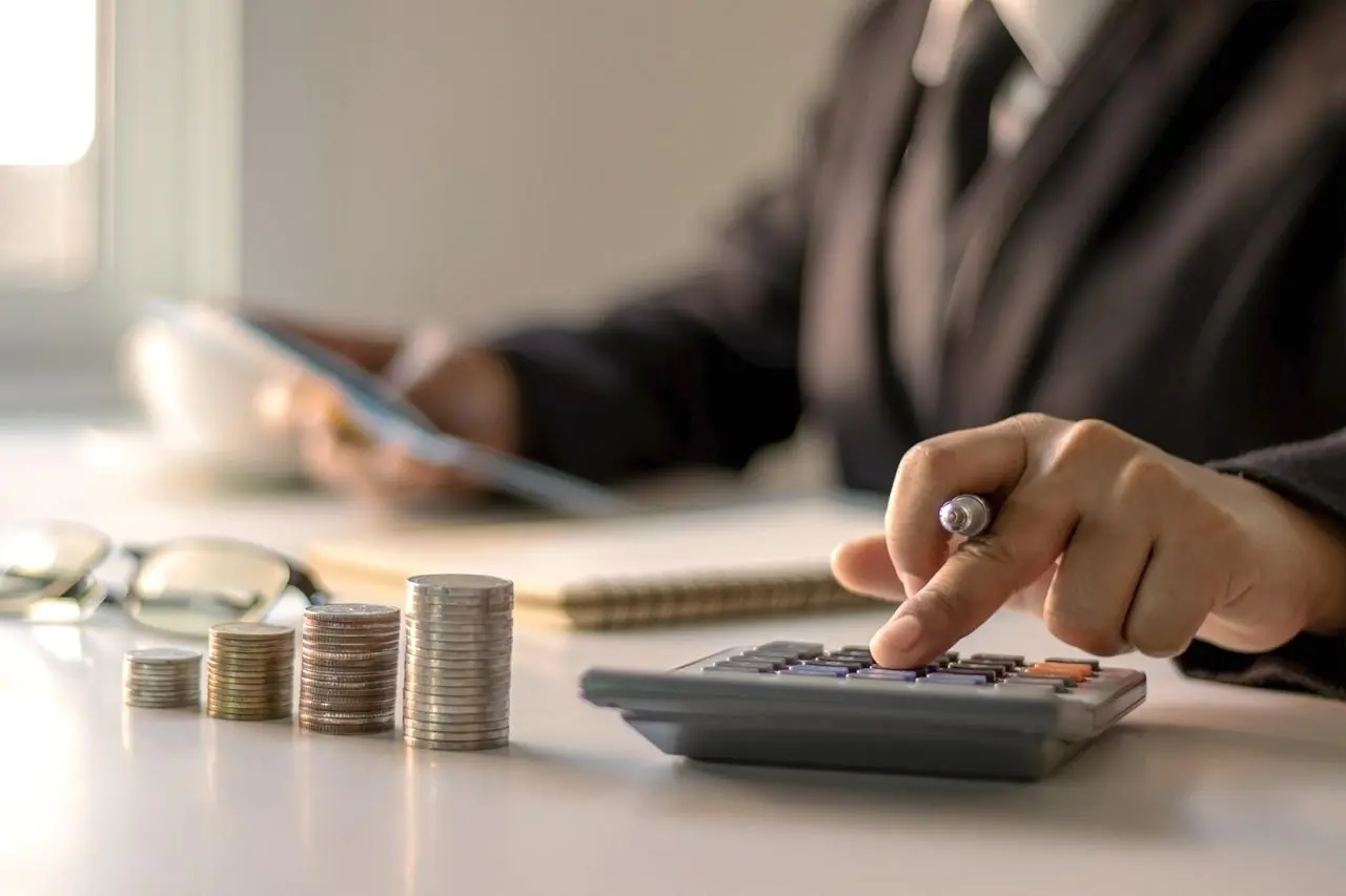 Kobieta w banku liczy wysokość prowizji od udzielenia kredytu