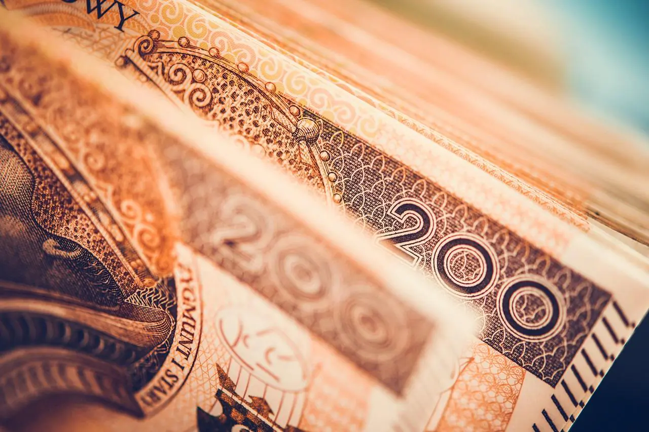 Plik banknotów o nominale 200 zł