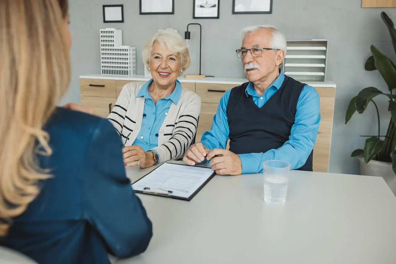 Dwójka seniorów ubiega się o kredyt w banku i rozmawia z doradczynią