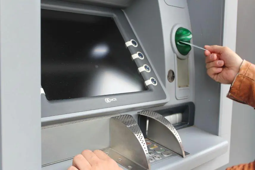 wypłata pieniędzy z bankomatu