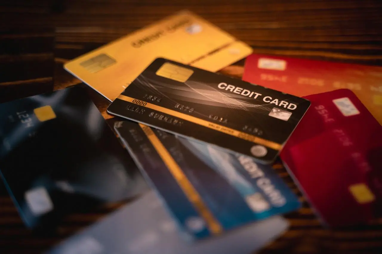 Karty kredytowe w różnych kolorach