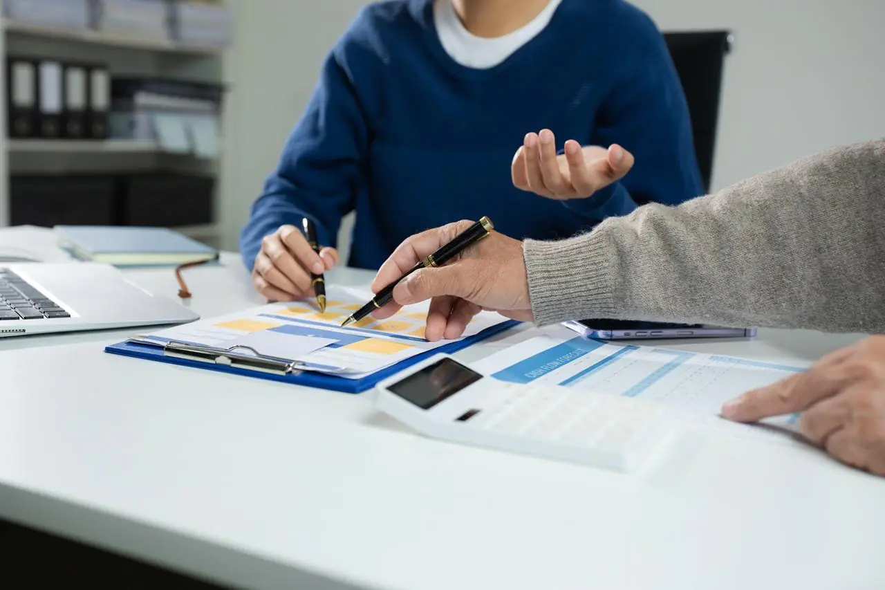 Kobieta i mężczyzna oceniają czy mają szansę na kredyt jeśli ich firma nie ma jeszcze dochodu