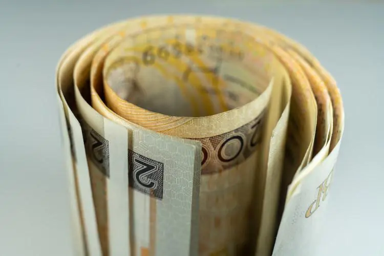 zwinięte w rulon banknoty dwustuzłotowe