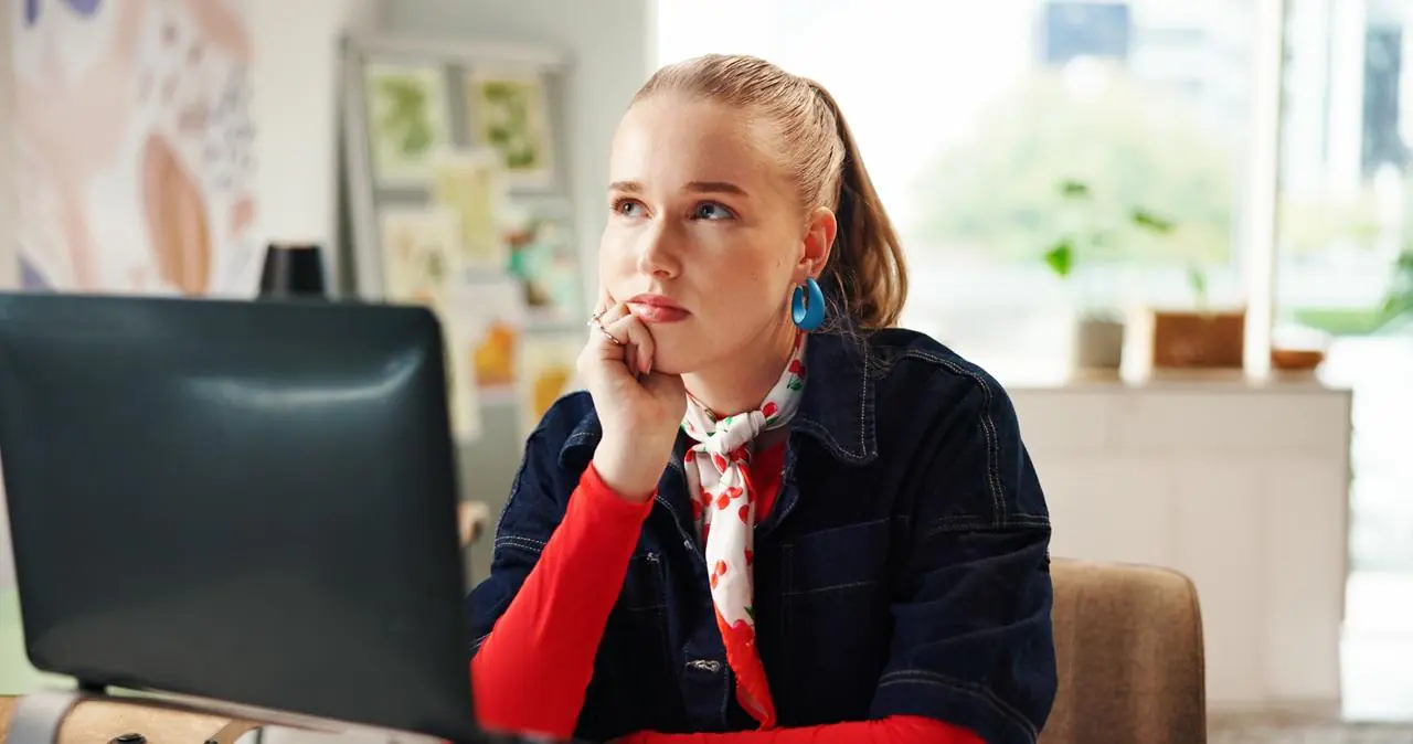Młoda kobieta myśli jak zdobyć kredyt dla jej firmy działającej krócej niż 6 miesięcy