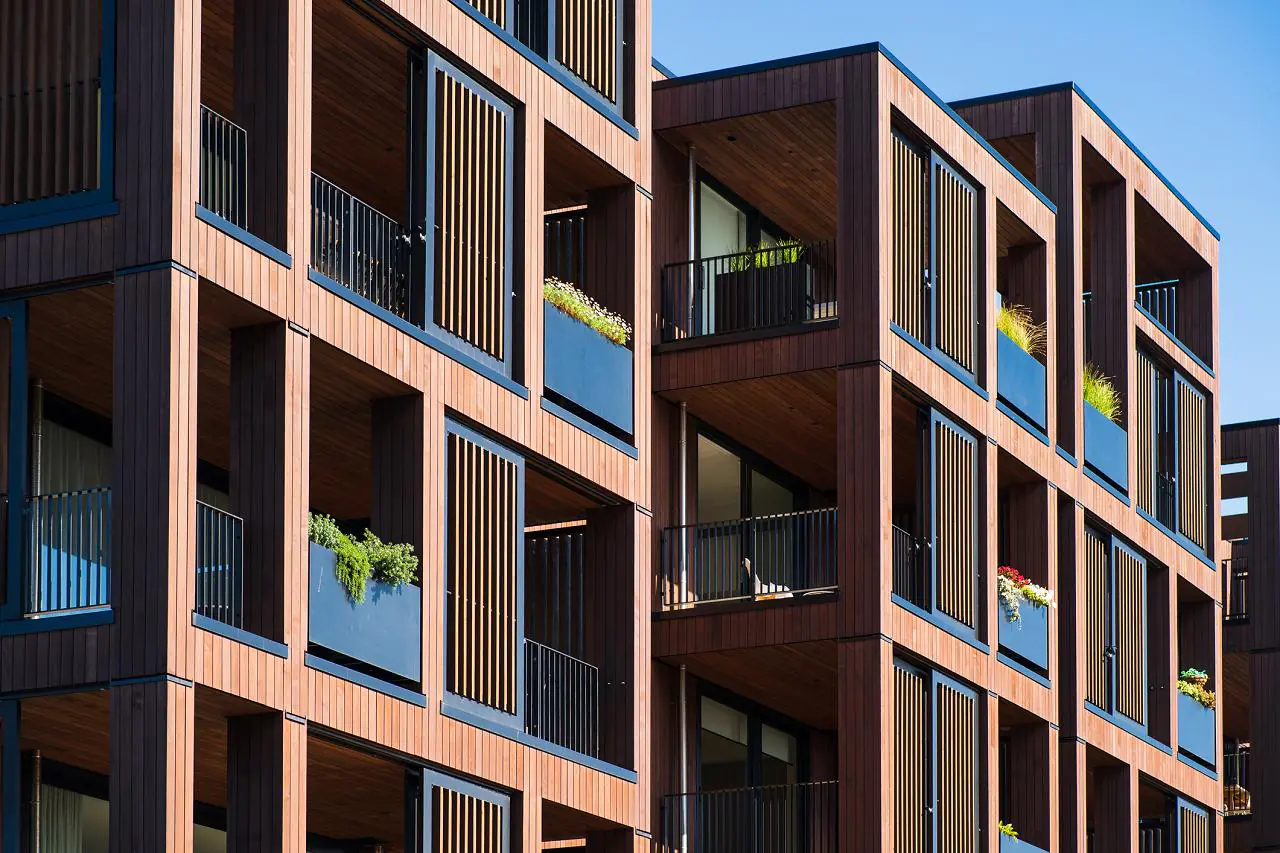 Widok na kilka mieszkań w nowoczesnym apartamentowcu