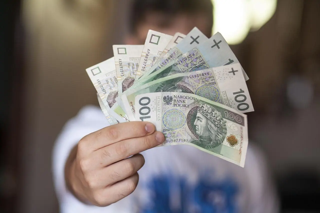 Mężczyzna pokazuje pieniądze