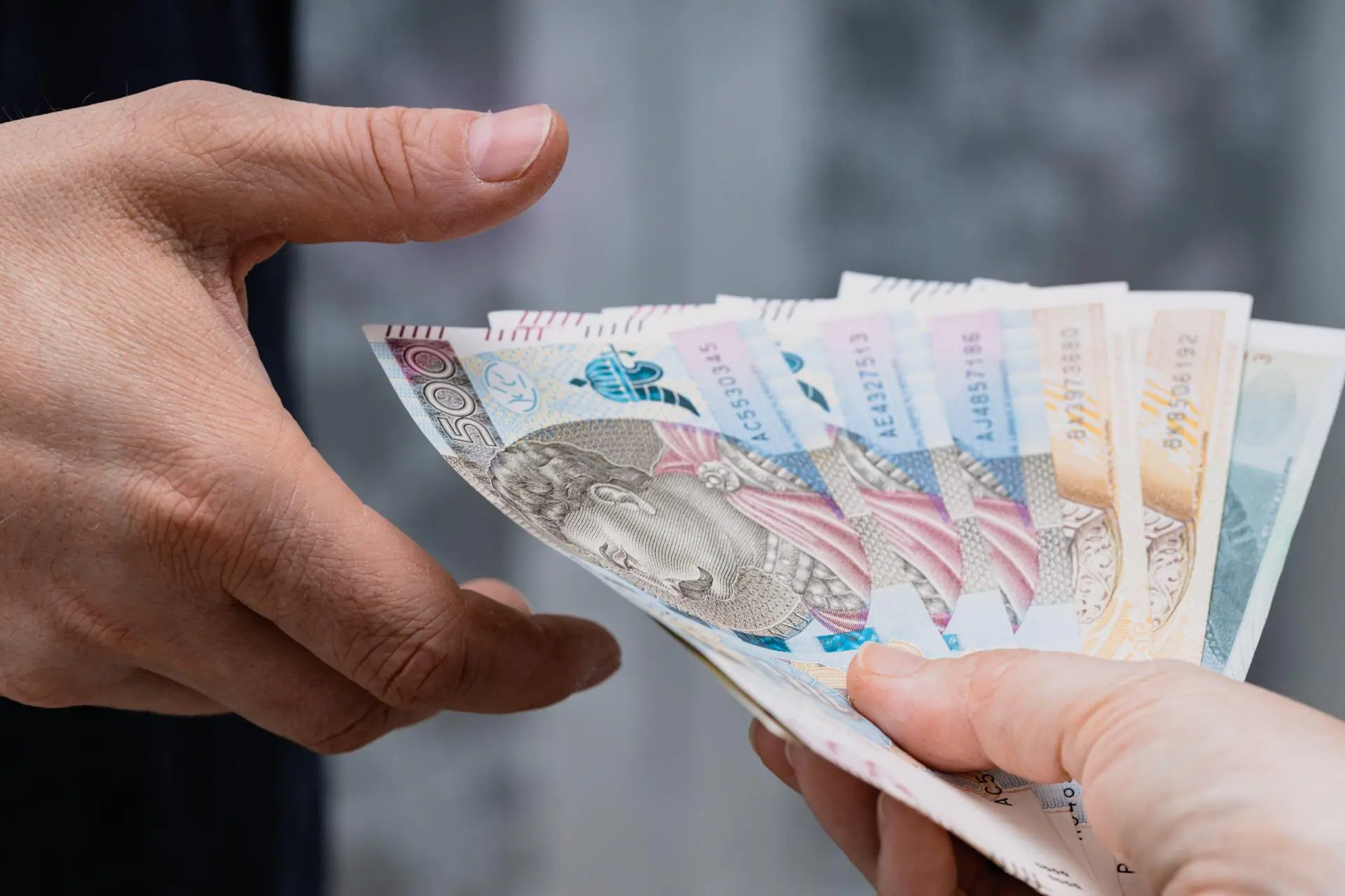 przekazywanie pieniędzy z rąk do rąk