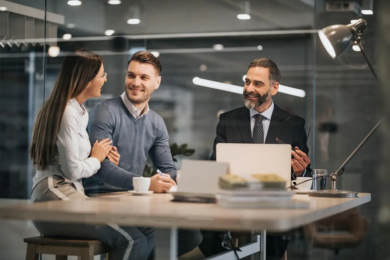 Para podczas spotkania z doradcą finansowym w sprawie kredytu hipotecznego bez ślubu