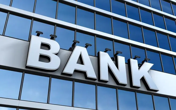 Napis "bank" na budynku - banki w Polsce