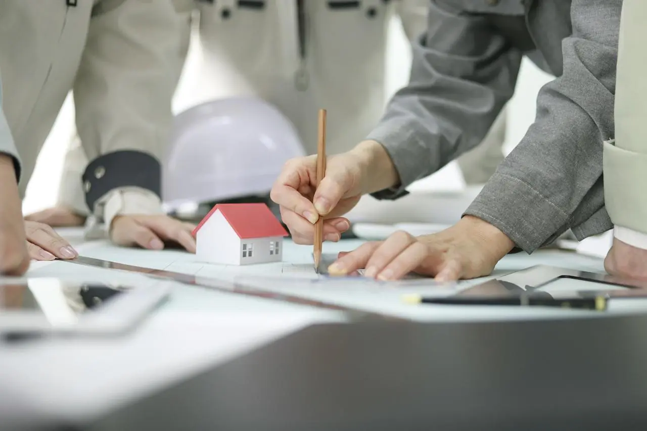 Mężczyzna i kobieta przygotowują kosztorys do kredytu hipotecznego