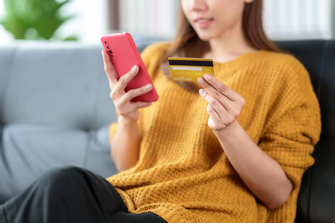 Kobieta aktywuje kartę Santander Bank Polska przez aplikacje mobilną