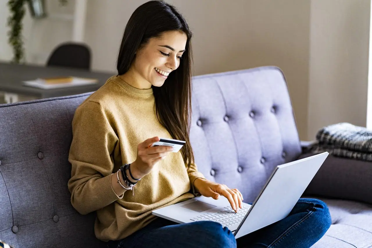 Kobieta aktywuje kartę w bankowości internetowej
