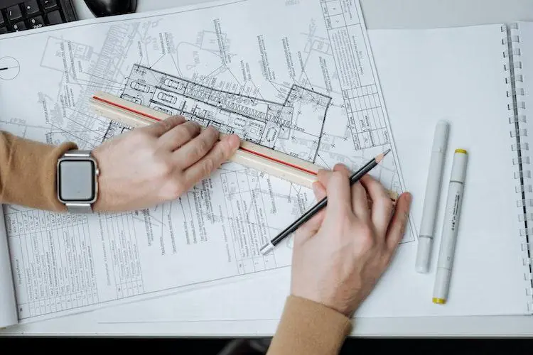 Architekt z linijką i ołówkiem sprawdzający wypis i wyrys z rejestru gruntów
