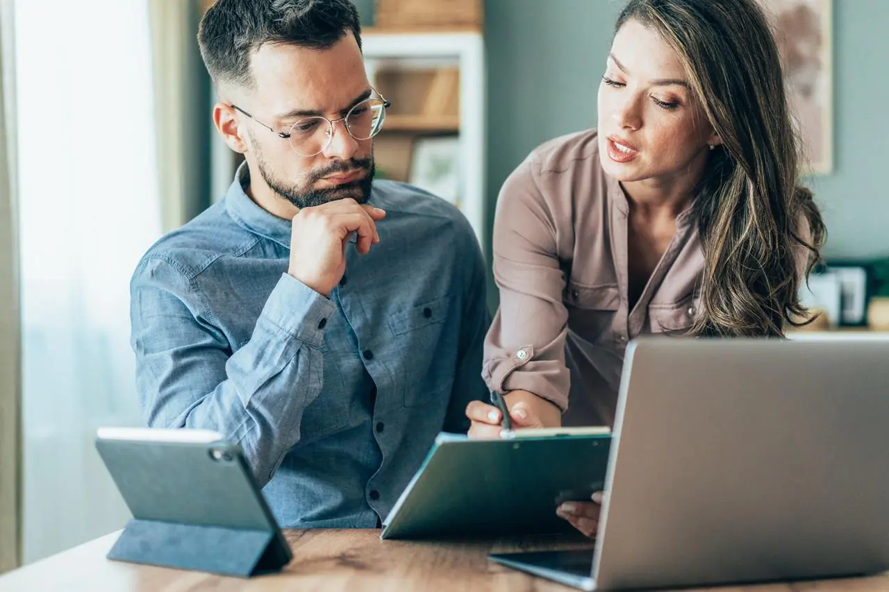 Para rozmiawa przy otwartym laptopie jak odblokować konto bankowe