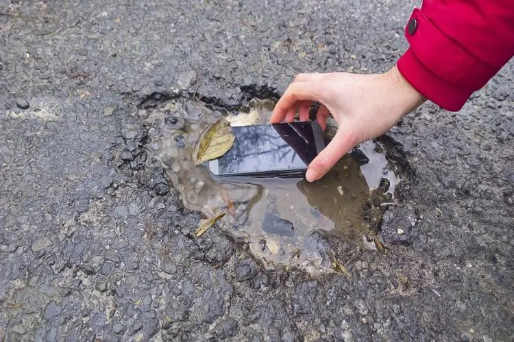 Telefon wpadł do wody i się zepsuł