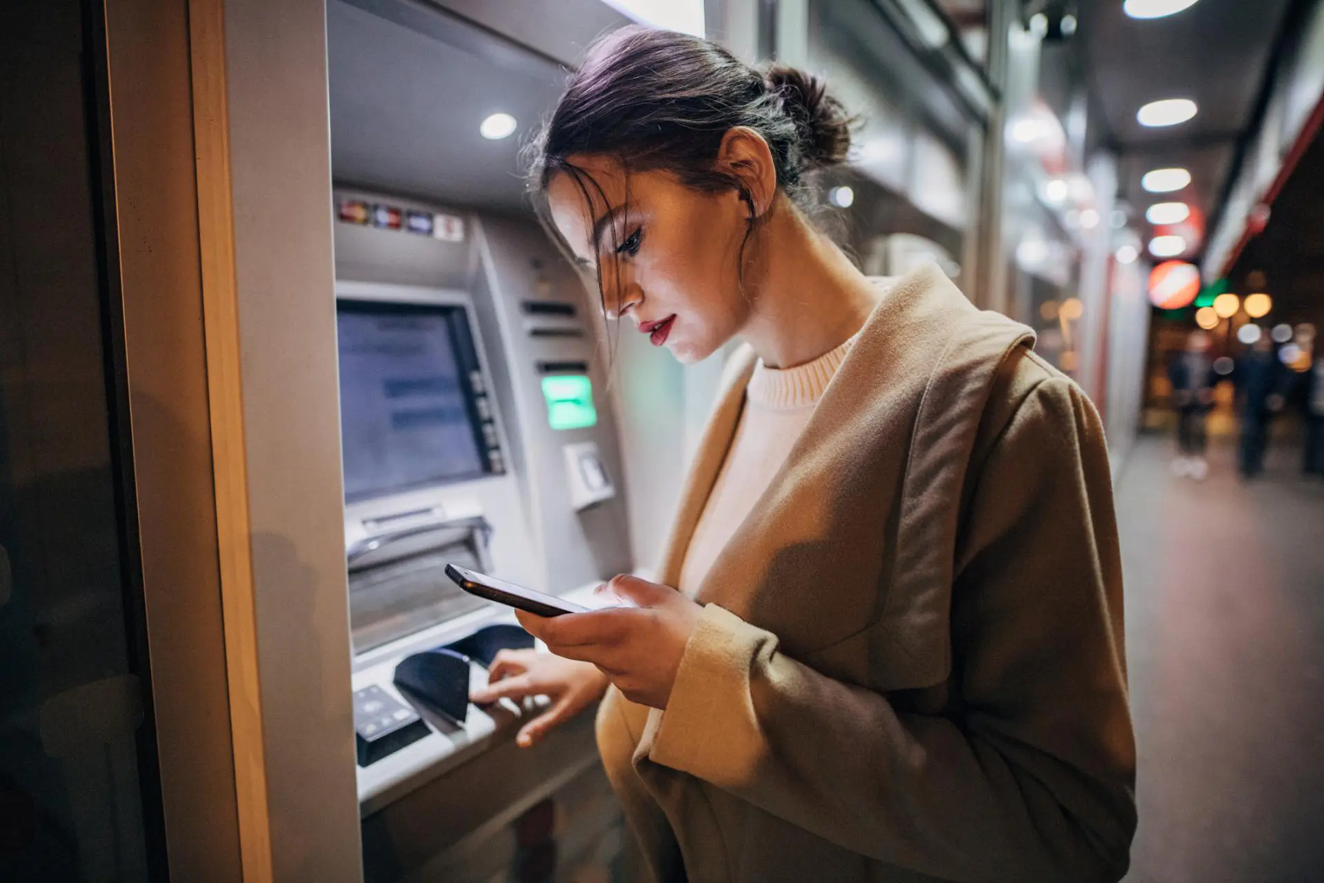 bankomat walutowy, dziewczyna wypłaca euro