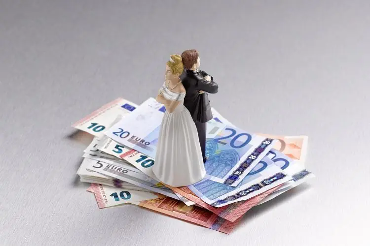 Dwoje ludzi zastanawia się ile będzie kosztować ich rozwód