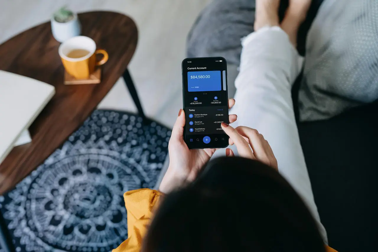 Kobieta zleca przelew w Aplikacji mobilnej BNP Paribas