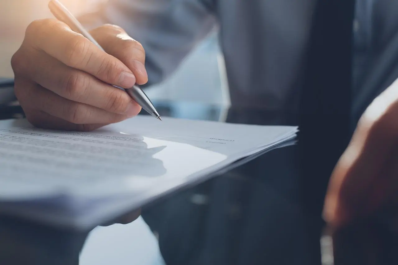 Mężczyzna podpisuje akt notarialny i przepisuje mieszkanie na syna