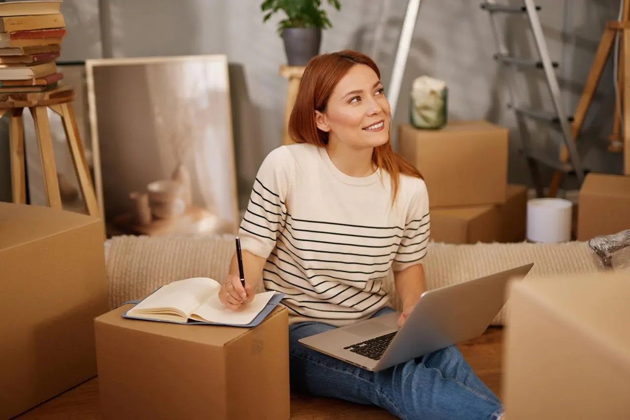 Kobieta w mieszkaniu na które wzięła kredyt hipoteczny