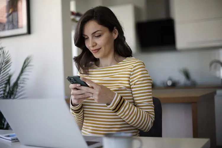 kobieta sprawdzająca na smartfonie ranking pożyczek 1900 zł.