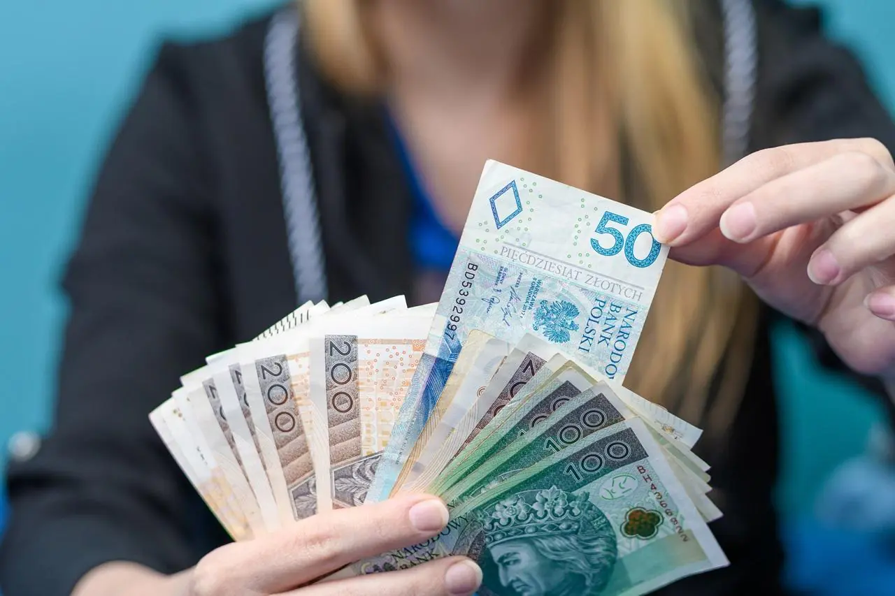 Kobieta liczy pieniądze z kredytu