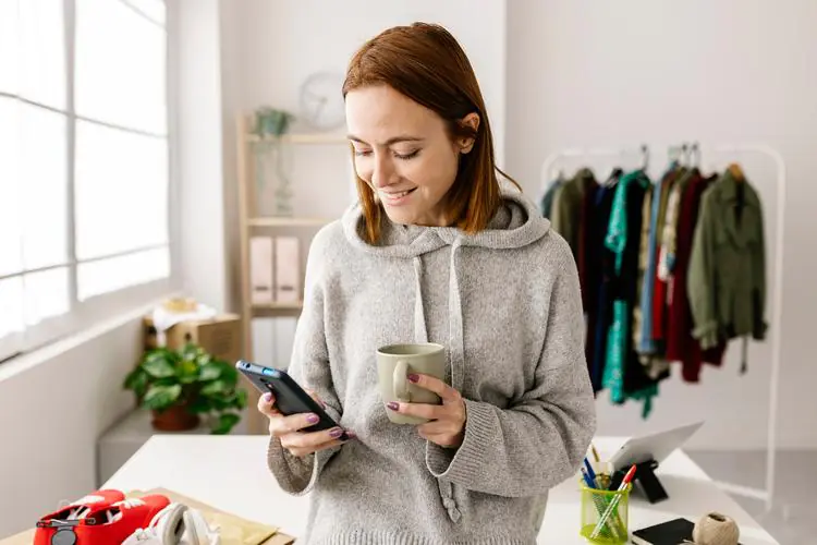 kobieta płacąca przez PayPal