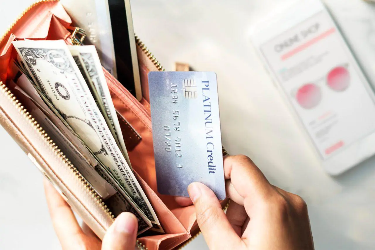 platynowa karta kredytowa w portfelu