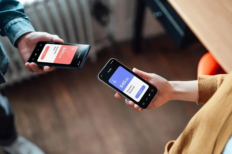 Dwie osoby przesyłają sobie przelew za pomocą aplikacji na telefonie