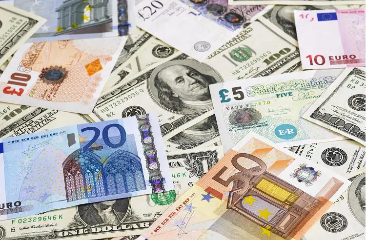 Banknoty euro, dolar amerykański i funt brytyjski