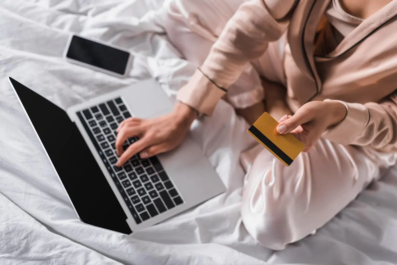 kobieta płacąca za zakupy online za pomocą karty kredytowej