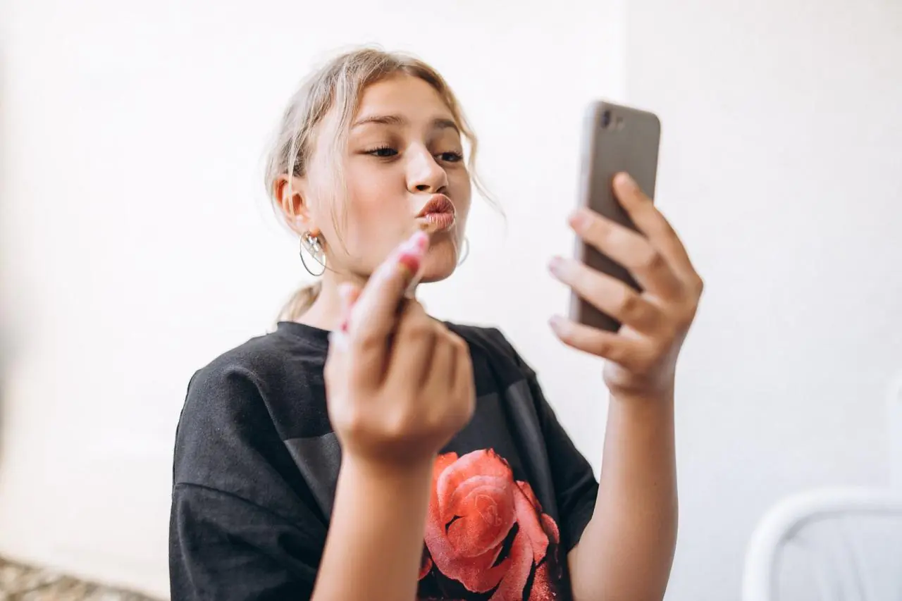 Dziewczyna robi sobie zdjęcie do konta na selfie