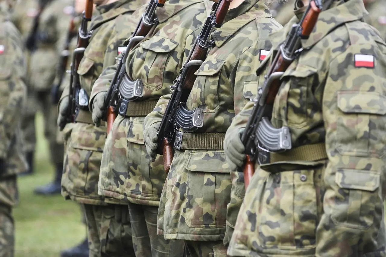 Widok kilku żołnierzy z karabinami przy mundurach