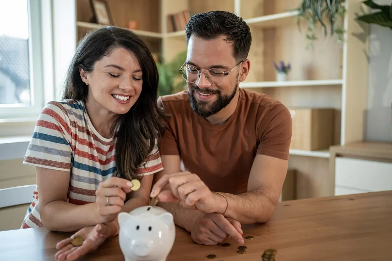 Mężczyzna i kobieta cieszą się z sankcji kredytu darmowego